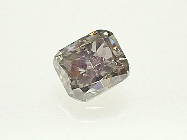 サイズ 3．15×2．67（×2．19）mm 重量 0．187ct カラー FANCY VIOLET　GRAY クラリティ SI2 色起源 天然 鑑定機関 AGTソーティング付0．187ct FANCY　VIOLET　GRAY　SI2 ダイヤモンドルース 物静かな色調の、ヴァイオレットグレイカラー！ 全体的に、ほんのり含んだクラウド、 ガードルの下方に、小さな自然の面キズや、 軽めのインクルージョンなどありますが、 やさしく、穏やかな透明感があり、 肉眼で目立たず、美観を損ねておりません。 ルーペで覗くと、程よい ヴァイオレットみも感じられる、 お手頃なサイズ感の、青墨色の ダイヤモンド！ ぜひ、お手元でお楽しみください！ AGTソーティング付 別途 ￥5，280 にて、鑑定書作成承ります。