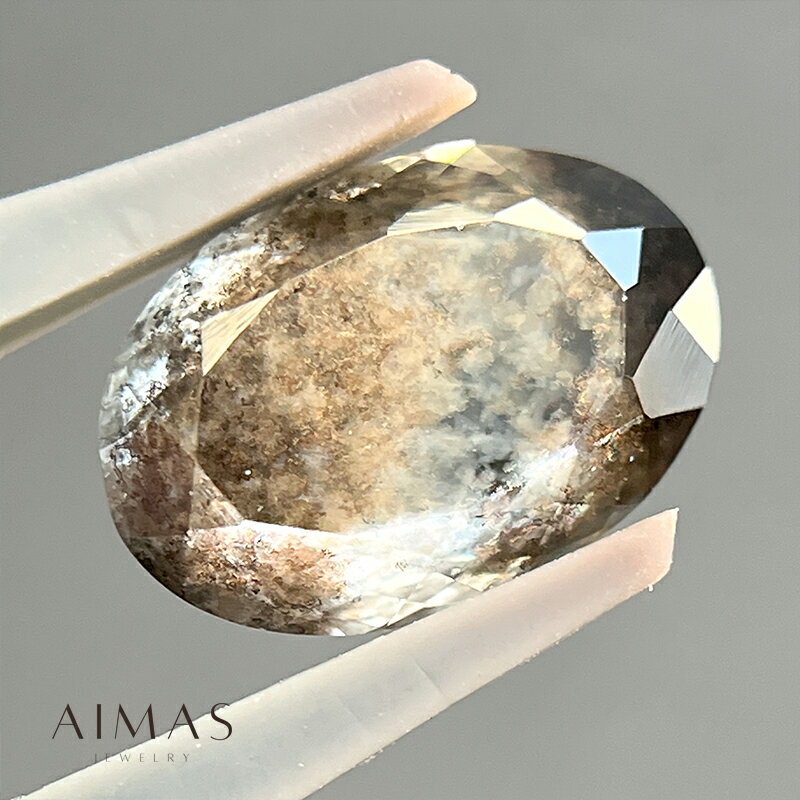 管理番号 050686/1GPW/RRY.E 素材 サンストーンアクアマリン 3.3ct サイズ 約 12.0mm×8.4mm×5.1mm 証明書/付属品 なし 商品詳細 ふわりと漂う内包物がシラーを呈し、メラりと煌めくアクアマリンサンストーン。 正に、自然の神秘やユニークさを体現する石と言えるでしょう。 見せびらかしたくなる、個性あふれる一石を探してみてはいかがでしょうか。 こちらは、内包物の多い部分と少ない部分でバイカラーのように楽しめる一石。 幾重にも重なった内包物が、光を受ける度に明るいコッパ―カラーのシラーを煌めかせます。 また、そのレイヤー効果により奥行きを感じさせ、まるで夕刻の空を眺めているようです。 インクルージョンの少ない部分では、アクアマリンの優しい水色の地色もしっかりとお楽しみいただけます。 石底からはネオンも煌めき、ベリルらしいスカッと硬質なテリも健在です。 唯一無二の、地球が生み出したアートピースを、ぜひお手元でご堪能下さい！ 備考 ※他媒体でも販売中のため、ご用意できない場合がございます。ご了承ください。