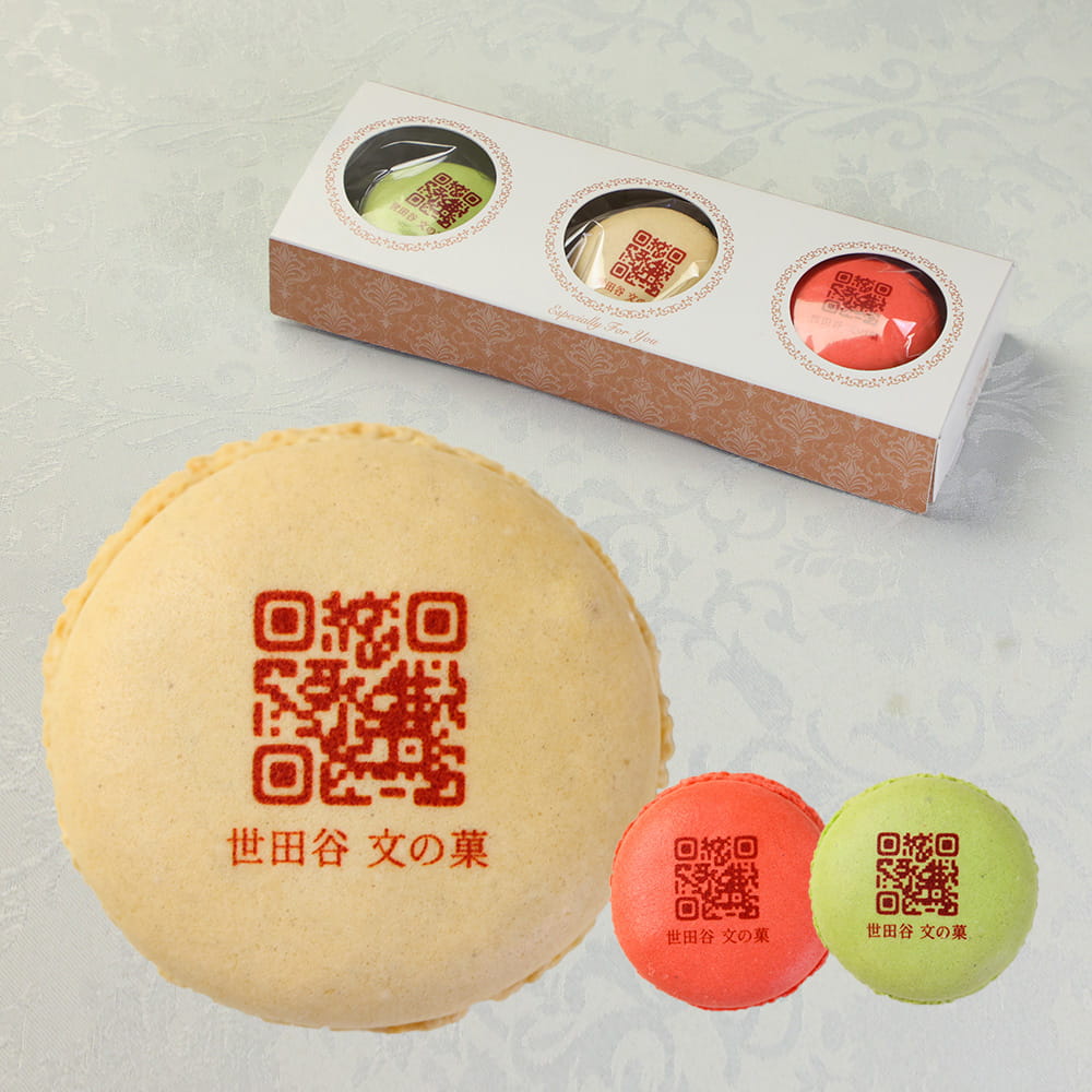 商品詳細とお届け方法 商品名 マカロン 内容量 3個入り（ショコラブラン1個、フレーズ1個、抹茶1個） 原材料名 原材料名はこちらをご確認ください。 特定原材料名 卵、乳、アーモンド、大豆※本製品工場内では小麦・米を含む製品を製造しております。 大きさ 1個：直径47mm×高さ20mm前後 賞味期限 出荷日より30日間（商品に記載） 保存方法 冷暗所にて保存 配送 宅配　常温便※夏場（7～9月）はクール冷蔵便で発送します。到着後は冷暗所にて保存をお願いします。 画像入稿 商品のご注文後にメール等でQRコードの画像をご入稿いただきます。ご注文後にメールで案内をお送りいたしますのでご確認ください。（※2営業日経っても画像入稿に関する案内メールが届かない場合は、当店までご連絡ください。） ご入稿データは、基本的に未加工でそのままマカロンへ印刷いたします。白色や淡い色は透過されるためお菓子に印刷されません。 マカロンは全て同じデザインの詰め合わせになります。購入数に関わらず、お一人で複数のデザインのお申込みは基本的にご容赦いただいております。また、別々に購入された商品を1つのお菓子の箱に詰め直すご依頼などもご容赦いただいております。 使用許諾が無い、第三者の肖像権・著作権・商標権、その他の権利を侵害する画像はご利用できません。権利のあるデータをご利用になる場合は使用許諾を得ていただきますようお願いします。（※無断で利用された場合に発生したトラブル等は、弊社では一切責任を負いかねます。） 備考 ※マカロンの味・絵柄などの組み合わせの変更やご指定はご容赦いただいております。また、在庫状況に応じて味の組み合わせが途中で変わる場合がございます。 ※お届け日は、ご注文ステップでご指定いただけます。 ※ご要望は、お買い物かごの中のコメント欄にご記入ください。 ※こちらの商品は会津若松市の製造工房より出荷いたします。 ※箱、包装、シール等のデザインは変更になる場合がございます。 【季節の贈り物に】 お年賀・迎春・お正月・年末年始・バレンタイン・ホワイトデー・卒業式・卒園式・入学式・入園式・母の日・父の日・御中元・お中元・暑中御見舞・残暑御見舞・敬老の日・ハロウィン・クリスマス・冬ギフト・お歳暮・御歳暮 【ちょっとした手土産・プレゼントに】 御祝・御礼・謝礼・御挨拶・粗品・お使い物・贈答品・ギフト・プレゼント・お土産・手土産・贈りもの・進物・お返し 【お祝い・お返しの品に】 引き出物・お祝い・内祝・結婚祝・結婚内祝・出産祝・主産内祝・引き菓子・快気祝・快気内祝・プチギフト・結婚引出物・七五三・卒業祝い・卒園祝い・入学祝い・入園祝い・進学内祝・入学内祝・寿・開店祝・開業祝・新築祝 【年忌法要など仏事の品に】 御霊前・御仏前・お盆・新盆・初盆・お彼岸・法事・法要・仏事・弔事・志・粗供養・満中陰志・御供・御供物・お供え・お悔やみ・命日・月命日・葬儀・仏壇・お墓参り・香典返し類似商品はこちらオリジナル QRコード マカロン 5個入り 個3,186円オリジナル QRコード マカロン 24個入り 13,932円オリジナル QRコード マカロン 10個入り 6,372円オリジナル ロゴ入り 彩りマカロン 3個入り 2,538円オリジナル ロゴ入り 彩りマカロン 24個入り13,932円オリジナル ロゴ入り 彩りマカロン 10個入り6,372円オリジナル ロゴ入り 彩りマカロン 5個入り 3,186円オリジナル QRコード入り クッキー 100枚31,320円オリジナル QRコード入り クッキー 50枚入16,740円新着商品はこちら2026/8/28敬老の日 名入れ ギフト お菓子 カステラ 感3,024円～2026/8/28敬老の日 名入れ ギフト お菓子 カステラ 感4,536円2026/8/5母の日 マカロン 3～24個入り 個包装 短納2,052円～2026/08/28 更新