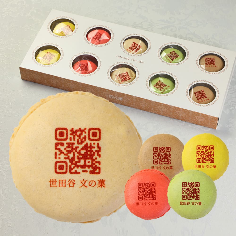 商品詳細とお届け方法 商品名 マカロン 内容量 10個入り（ショコラブラン2個、フレーズ2個、抹茶2個、メープル2個、バナナ2個） 原材料名 原材料名はこちらをご確認ください。 特定原材料名 卵、乳、アーモンド、大豆※本製品工場内では小麦・米を含む製品を製造しております。 大きさ 1個：直径47mm×高さ20mm前後 賞味期限 出荷日より30日間（商品に記載） 保存方法 冷暗所にて保存 配送 宅配　常温便※夏場（7～9月）はクール冷蔵便で発送します。到着後は冷暗所にて保存をお願いします。 画像入稿 商品のご注文後にメール等でQRコードの画像をご入稿いただきます。ご注文後にメールで案内をお送りいたしますのでご確認ください。（※2営業日経っても画像入稿に関する案内メールが届かない場合は、当店までご連絡ください。） ご入稿データは、基本的に未加工でそのままマカロンへ印刷いたします。白色や淡い色は透過されるためお菓子に印刷されません。 マカロンは全て同じデザインの詰め合わせになります。購入数に関わらず、お一人で複数のデザインのお申込みは基本的にご容赦いただいております。また、別々に購入された商品を1つのお菓子の箱に詰め直すご依頼などもご容赦いただいております。 使用許諾が無い、第三者の肖像権・著作権・商標権、その他の権利を侵害する画像はご利用できません。権利のあるデータをご利用になる場合は使用許諾を得ていただきますようお願いします。（※無断で利用された場合に発生したトラブル等は、弊社では一切責任を負いかねます。） 備考 ※マカロンの味・絵柄などの組み合わせの変更やご指定はご容赦いただいております。また、在庫状況に応じて味の組み合わせが途中で変わる場合がございます。 ※お届け日は、ご注文ステップでご指定いただけます。 ※ご要望は、お買い物かごの中のコメント欄にご記入ください。 ※こちらの商品は会津若松市の製造工房より出荷いたします。 ※箱、包装、シール等のデザインは変更になる場合がございます。 【季節の贈り物に】 お年賀・迎春・お正月・年末年始・バレンタイン・ホワイトデー・卒業式・卒園式・入学式・入園式・母の日・父の日・御中元・お中元・暑中御見舞・残暑御見舞・敬老の日・ハロウィン・クリスマス・冬ギフト・お歳暮・御歳暮 【ちょっとした手土産・プレゼントに】 御祝・御礼・謝礼・御挨拶・粗品・お使い物・贈答品・ギフト・プレゼント・お土産・手土産・贈りもの・進物・お返し 【お祝い・お返しの品に】 引き出物・お祝い・内祝・結婚祝・結婚内祝・出産祝・主産内祝・引き菓子・快気祝・快気内祝・プチギフト・結婚引出物・七五三・卒業祝い・卒園祝い・入学祝い・入園祝い・進学内祝・入学内祝・寿・開店祝・開業祝・新築祝 【年忌法要など仏事の品に】 御霊前・御仏前・お盆・新盆・初盆・お彼岸・法事・法要・仏事・弔事・志・粗供養・満中陰志・御供・御供物・お供え・お悔やみ・命日・月命日・葬儀・仏壇・お墓参り・香典返し類似商品はこちらオリジナル QRコード マカロン 5個入り 個3,186円オリジナル QRコード マカロン 3個入り 個2,538円オリジナル QRコード マカロン 24個入り 13,932円オリジナル ロゴ入り 彩りマカロン 10個入り6,372円オリジナル ロゴ入り 彩りマカロン 24個入り13,932円オリジナル ロゴ入り 彩りマカロン 5個入り 3,186円オリジナル ロゴ入り 彩りマカロン 3個入り 2,538円オリジナル QRコード入り クッキー 10枚入3,564円創立・設立・周年記念 彩りマカロン 10個入り6,372円新着商品はこちら2026/8/28敬老の日 名入れ ギフト お菓子 カステラ 感3,024円～2026/8/28敬老の日 名入れ ギフト お菓子 カステラ 感4,536円2026/8/5母の日 マカロン 3～24個入り 個包装 短納2,052円～2026/09/04 更新