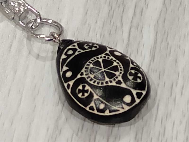 アイヌ文様　木彫りキーホルダー　ハンドメイド　チャーム　民芸品　軽量　ゆうパケット配送可のサムネイル