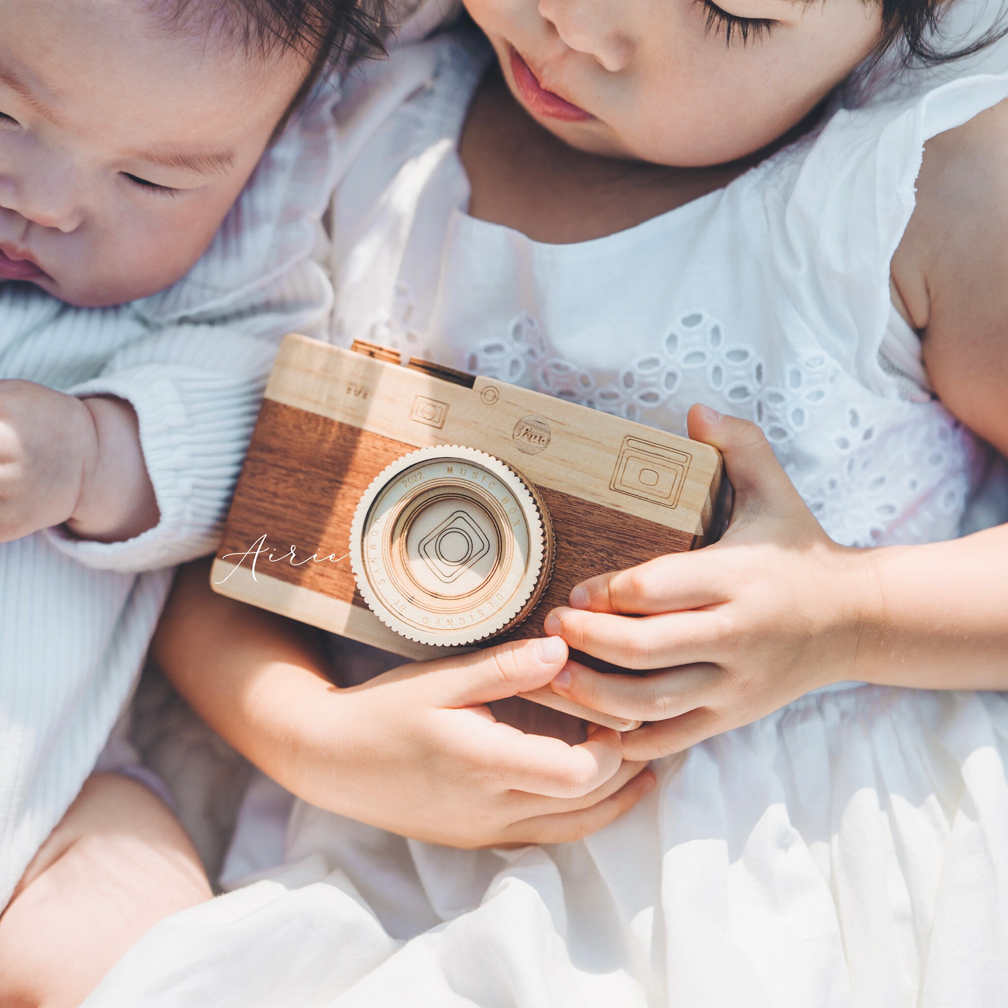 Airie 【 Wooden Camera 】 木製カメラ オルゴール付き 誕生日プレゼント 収納巾着付き ギフト 誕生日プレゼント 撮影アイテム インテリア1歳 photo item interior 送料無料