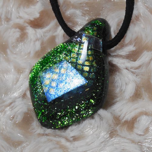 Rhodolite - ペンダント『フュージング（ダイクロシリーズ8【緑系】）』【アクセサリー ネックレス ガラス 光沢 世界に一つ】【ステンドグラス 作家】
