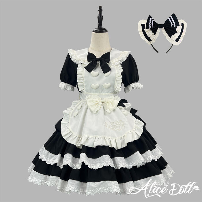 ～商品説明～ クラシカルで清楚な印象のメイド服セットです。 エプロンには立体的なハートモチーフが施され、胸元を可憐に演出。 たっぷりあしらわれたレースとフリルが、 清楚で愛らしい雰囲気を一層引き立てます。 背中には存在感のある大きなリボン付き◎ 取り外し可能なので、シーンや気分に合わせてアレンジが楽しめます。 ふんわり広がるスカートと上品なエプロンの組み合わせで、 クラシカルメイドの世界観を堪能できる一着です。 メイド喫茶の制服はもちろん、ハロウィンやコスプレイベント、パーティーなどでも大活躍間違いなし！ セット内容：ワンピース+エプロン+襟元のリボン+背中の大きなリボン+カチューシャ ※他の商品は含まれておりません。 ◆商品名：クラシカル メイド服 ワンピース エプロン カチューシャ付き 半袖 ドレス ロリータ ◆カラー：ブラック×アイボリー、ブラック×ピンク ◆サイズ：S、M、L、XL、2XL、3XL、4XL、5XL サイズ バスト ウエスト 着丈 S 82以内 68以内 84 M 86以内 72以内 85 L 92以内 77以内 87 XL 98以内 85以内 88 2XL 105以内 95以内 89 3XL 110以内 100以内 91 4XL 115以内 105以内 92 5XL 120以内 110以内 94 単位：cm ※サイズ表のバスト・ウエストはお客様の体のサイズ（ヌードサイズ）です。服の実寸（平置きサイズ）ではございませんので、あらかじめご確認ください。 ◆素材：ポリエステル ◆商品番号：A070129 関連キーワード ロリータ ゴスロリ ゴシック ロリィタ フェミニン 華ロリ 甘ロリ ゴシックロリータ 可愛い 小悪魔 ゆめかわいい ワンピース トップス ドレス ロング 半袖 七分丈 長袖 オフショルダー レース フリル コスプレ コスチューム 学園祭 舞台 イベント ハロウィン ハロウィーン パフスリーブ レディース 女の子 ロリータファッション ロリータ服クラシカル メイド服 ワンピース エプロン カチューシャ付き 半袖 ドレス ロリータ ゴスロリ 甘ロリ 制服 清楚 かわいい レディース コスプレ 衣装 パーティー イベント メイドカフェ