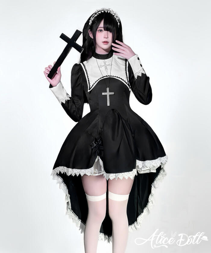 ～商品説明～ クラシカルで可愛らしい雰囲気のシスターコスプレ衣装です♪ スカートは前が短く後ろが長いデザインで、裾にはレースをあしらい、 華やかさと動きやすさを両立◎ 胸元には十字架の刺繍が施され、 コスプレ映えするデザインになっています。 ヘッドアクセ付きで、より本格的な修女スタイルをお楽しみいただけます。 ハロウィンや学園祭、文化祭、パーティー、コスプレ撮影など、さまざまなイベントにぴったりの1着です。 セット内容：ワンピース+ヘッドドレス ※十字架のネックレスやパニエなどは含まれておりません。 ◆商品名：コスプレ シスター ゴスロリ ロリータ 衣装 クラシカル 可愛い シスター服 十字架 ◆カラー：ブラック ◆サイズ：S、M、L、XL、2XL、3XL、4XL、5XL サイズ バスト ウエスト 後丈 S 82以内 68以内 119 M 88以内 72以内 120 L 92以内 77以内 122 XL 99以内 85以内 123 2XL 104以内 92以内 125 3XL 110以内 97以内 126 4XL 115以内 103以内 128 5XL 120以内 108以内 129 単位：cm ※サイズ表のバスト・ウエストはお客様の体のサイズ（ヌードサイズ）です。服の実寸（平置きサイズ）ではございませんので、あらかじめご確認ください。 ◆素材：ポリエステル ◆商品番号：A070131 関連キーワード ロリータ ゴスロリ ゴシック ロリィタ フェミニン 華ロリ 甘ロリ ゴシックロリータ 可愛い 小悪魔 ゆめかわいい ワンピース トップス ドレス ロング 半袖 七分丈 長袖 オフショルダー レース フリル コスプレ コスチューム 学園祭 舞台 イベント ハロウィン ハロウィーン パフスリーブ レディース 女の子 ロリータファッション ロリータ服コスプレ シスター ゴスロリ ロリータ 衣装 クラシカル 可愛い シスター服 十字架 レース ヘッドアクセ付 ハロウィン コスチューム S-5XL 学園祭 文化祭 レディース パーティー イベント cosplay 修道服 修女 ワンピース 長袖 大きいサイズ