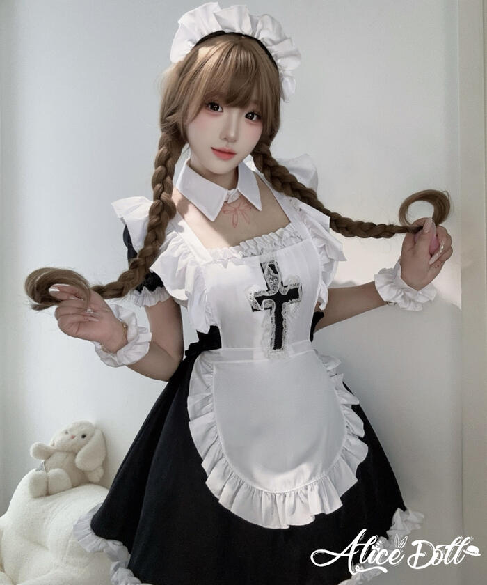 ～商品説明～ 十字架モチーフが印象的な、クラシカルな雰囲気のメイド服セットが登場！ 胸元や裾にあしらわれたフリルが華やかで、可愛らしさの中に落ち着いた印象を与えます。 カチューシャやつけ襟もセットになっているため、すぐにコーディネートが完成♪ ハロウィンやパーティー、撮影会、文化祭・学園祭のステージ衣装としてもおすすめです。 カラーはブラックとネイビーの2色展開。 セット内容：ワンピース+エプロン+つけ襟+カフス×2+カチューシャ ※他の商品は含まれておりません。 ◆商品名：ゆめかわいい メイド服 セット ワンピ エプロン カチューシャ 半袖 十字架 ゴスロリ ◆カラー：ブラック、ネイビー ◆サイズ：S、M、L、XL、2XL、3XL サイズ バスト ウエスト 着丈 S 80 70 77.5 M 84 74 78 L 88 78 78.5 XL 92 82 79 2XL 96 86 79.5 3XL 100 90 80 単位：cm ※平置きで採寸しておりますため、1～3cm程度の誤差が生じる場合がございます。予めご了承ください。 ◆素材：ポリエステル ◆商品番号：A070134 関連キーワード ロリータ ゴスロリ ゴシック ロリィタ フェミニン 華ロリ 甘ロリ ゴシックロリータ 可愛い 小悪魔 ゆめかわいい ワンピース トップス ドレス ロング 半袖 七分丈 長袖 オフショルダー レース フリル コスプレ コスチューム 学園祭 舞台 イベント ハロウィン ハロウィーン パフスリーブ レディース 女の子 ロリータファッション ロリータ服ゆめかわいい メイド服 セット ワンピ エプロン カチューシャ 半袖 十字架 ゴスロリ ミニ丈 フリル 清楚 エレガント レディース コスプレ パーティー イベント 制服 メイドカフェ メイド喫茶
