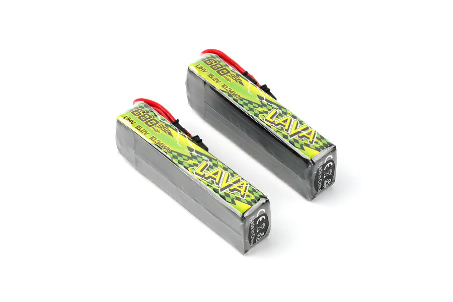 商品番号24906容量680mAh重量（グラム）64.2gバッテリータイプLiHV電圧15.2VCレート95C充電プラグJST-XH2.54プラグコネクタXT30、18AWGシリコンワイヤ付きBETAFPV LAVA II 4Sバッテリー【680mAh】【95C】LAVA II 4Sバッテリーで、パワーとパフォーマンスの飛躍的な進化を体験してください。 この次世代バッテリーは、先進的なコア素材のアップグレードにより、容量が5.5%～7.7%向上し、驚異的な95Cの放電レートを実現。 電流を33.6%も大幅に増加させ、非常にレスポンスが良く、安定したパワーを発揮します。 Z字型折り畳み製法の伝統を受け継ぎ、優れたエネルギー密度と長期的な信頼性を確保。LAVA II 4S 680mAhバッテリーの放電曲線LAVA II 4Sバッテリーは、コア素材のアップグレードにより、従来の75Cから26.7%向上した驚異的な95Cの放電レートを実現し、利用可能な電力を大幅に増加させました。 これにより、放電電圧が0.1V高くなり、安定性が大幅に向上したため、最高のパフォーマンスを常に維持できます。Z折り加工Z折り畳みプロセスは、内部抵抗が低いため効率的な大電流放電が可能となり、巻線セルと比較して負荷時の電圧が0.2V高くなるなど、優れた性能上の利点をもたらします。 これにより、安定した強力な電力供給が保証されます。 また、この構造は、同じ体積内でエネルギー密度を5%向上させ、サイクル寿命を大幅に延長します。 さらに、比類のない設計の自由度を提供し、バッテリーのサイズと形状を特定の用途要件に合わせて精密にカスタマイズできるため、 従来の巻線方法よりも幅広い汎用性を実現します。注意事項・新しいバッテリーはご使用前に完全に充電してください。 ・リチウムポリマー／リチウムイオン電池専用の充電器のみを使用し、充電中は絶対に電池から目を離さないでください。 ・充電中は、バッテリーを可燃性物質や爆発性物質から必ず遠ざけてください。 ・バッテリーを過充電しないでください。LiPoバッテリーの最大電圧は1セルあたり4.2V、LiHVバッテリーの最大電圧は1セルあたり4.35Vです。 ・負荷がかかった状態で、バッテリーの電圧をセルあたり3V未満まで放電しないでください。 ・満充電状態のバッテリーは3日以上保管しないでください。長期保管の場合は、電圧を3.8V～3.9Vに保ってください。 ・分解、押しつぶし、ショートさせたり、炎やその他の発火源にさらしたりしないでください。 ・変形したり膨張したりしている電池は使用しないでください。同梱物BETAFPV LAVA II 4Sバッテリー【680mAh】【95C】×2