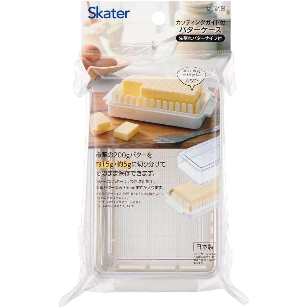 計量せずにバター適量を手早く切れる、カッティングガイド付のバターケース。ガイドに沿って包丁を入れれば、市販の200gのバターを約5g・約15gに切り分けてカットできる。トレーはバターがつきにくいように「くっつき防止加工」がされている。サイズ（約）幅16.5×奥行9.5×高さ5.7cm対応バターサイズ（約）幅15×奥行7×高さ3.5cm以内仕様材質:フタ/AS樹脂　本体・トレー/ポリプロピレン　バターナイフ/18-8ステンレス耐熱温度:フタ/80度　本体・トレー/140度耐冷温度:フタ・本体・トレー/-20度送料：北海道・沖縄・離島は離島宛の送料がかかりますのでお問い合わせください。 発送時期：メーカー在庫欠品の際は、発送時期に遅れが生じますので、予めご了承ください。お急ぎのお客様は、事前にお問い合わせください。