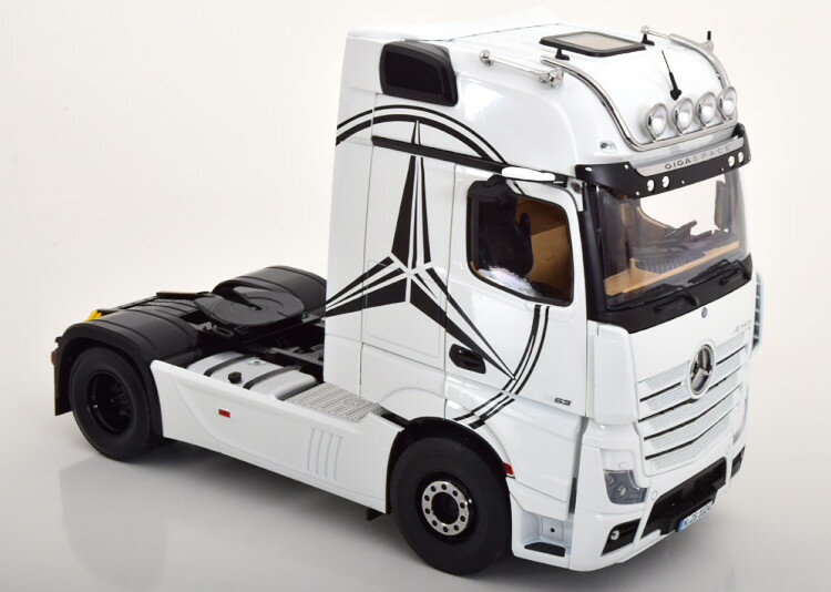 NZG 1/18 メルセデス アクトロス ギガスペース 4x2 牽引車 照明付き ホワイト/ブラックNZG 1:18 Mercedes Actros Gigaspace 4x2 towing vehicle with illumination white black