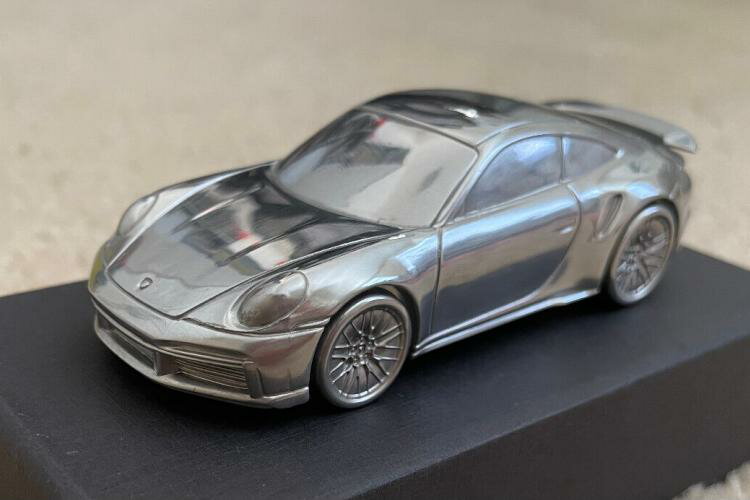 ポルシェ特注 1/43 ポルシェ 911ターボ 992ターボ アルミニウム ペーパーウェイトGenuine FACTORY Porsche 911 turbo 922 turbo Aluminum Chrome model scale 1:43 Paperweight