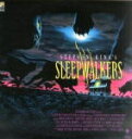 スティーヴン・キング原作　レーザーディスク 【スリープウォーカーズ（SLEEP WALKERS）】 [代引き不可] ★ご注文確定後のキャンセル・返品は不可です。 1993/10/21発売 ○インディアナ州の田舎街に引っ越してきた青年チャールズ（ブライアン・クラウス）は、タニア（メッチェン・アミック）というガール・フレンドもでき、普通の高校生のように見えた。しかし、彼は若い処女の精気を吸い取って生きる、バンパイア&lt;スリープウォーカー&gt;だったのだ。タニアを襲い、正体を現したチャールズ。しかし、彼らの天敵・猫たちも本能によってよって&lt;スリープウォーカー&gt;に立ち向かおうとしていた・・・。 1992年度作品　日本語字幕（字幕翻訳：岡田壮平） 原作：スティーヴン・キング 監督：ミック・ギャリス 出演：メッチェン・アミック/ブライアン・クラウス/スティーヴン・キング/ジョン・ランディス/ジョー・ダンテ 他 ★新品のお品物ですが、店頭陳列品の為、ビニールに汚れなどがございます。ご注文の際はご理解の上予めご了承下さいませ。 ★廃盤商品の為、今後入手困難！この機会をお見逃しなく！ ■仕様 ・LD（1枚） ■収録内容 [レーザーディスク] CLV/2面/89min./STEREO/カラー/NTSC ※収録予定内容の為、発売の際に収録順・ 内容等変更になる場合がございますので、予めご了承下さいませ。 「レーザーディスク」の他の商品は こちらへ 「超レア！」の他の商品は こちらへ 【ご注文前にご確認下さい！！】（日本国内） ★配送方法とお届け日数と送料につきましては、お荷物の大きさ、お届け先の地域に よって異なる場合がございますので、ご理解の上、予めご了承ください。　