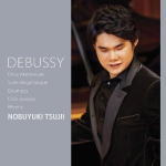 辻井伸行　CD 【月の光 〜辻井伸行 plays ドビュッシー】 送料無料（日本国内） 2013/9/11発売 ○美しい印象派の響きに心が揺れる! 辻井伸行、待望のドビュッシー・アルバム完成! 30公演を超える日本ツアー2012/13で披露され、全国の音楽ファンを驚嘆させた辻井伸行のドビュッシー・アルバムがついに完成! 辻井伸行の研ぎ澄まされた感性から生み出される印象派の繊細で美しい響き、そして、世界が賞賛するピアノテクニックから導き出されるきらびやかな音色に彩られたドビュッシーは、聴く人の心に、優しく共鳴します。 ■収録内容 [CD]2つのアラベスク/ドビュッシー 1.第1番 2.第2番 ベルガマスク組曲/ドビュッシー 3.前奏曲 4.メヌエット 5.月の光 6.パスピエ 版画/ドビュッシー 7.パゴダ 8.グラナダの夕暮れ 9.雨の庭 10.喜びの島/ドビュッシー 11.夢/ドビュッシー ※収録予定内容の為、発売の際に収録順・内容等変更になる場合がございますので、予めご了承下さいませ。 「辻井伸行」さんの他のCD・DVDはこちらへ 【ご注文前にご確認下さい！！】（日本国内） ★ただ今のご注文の出荷日は、発売日翌日（9/12）です。 ★配送方法は、誠に勝手ながら「クロネコメール便」または「郵便」を利用させていただきます。その他の配送方法をご希望の場合は、有料となる場合がございますので、あらかじめご理解の上ご了承くださいませ。 ★お待たせして申し訳ございませんが、輸送事情により、お品物の到着まで発送から2〜4日ほどかかりますので、ご理解の上、予めご了承下さいませ。 ★お急ぎの方は、配送方法で速達便をお選び下さい。速達便をご希望の場合は、前払いのお支払方法でお願い致します。（速達料金が加算となります。）なお、支払方法に代金引換をご希望の場合は、速達便をお選びいただいても通常便に変更しお送りします（到着日数があまり変わらないため）。予めご了承ください　