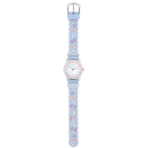J-AXIS　サンフレイム *。.+:*。キッズウォッチ*。.+:*。 おしゃれキッズの腕元にカラフルでポップな腕時計♪新色が登場！ 人気の柄に、柔らかい色合いのベルトでトレンドもしっかり押さえたデザイン。 ホワイトをベースにした見やすい文字板。 着け心地もよく、お子様の初めての時計にもオススメ(^▽^)b ※メーカー1年保証付き。 ◆他、キッズウォッチはこちら！ ☆プレゼントに最適！ ☆ラッピングサービス☆彡 素材・サイズ&nbsp; ●ローリング秒針 ●ケースサイズ(約）：直径27×厚さ10 mm ◆他、サンフレイムウォッチは【こちらへ】 &nbsp; ■【買い物かごに入れる】ボタンをクリックするとご注文できます。 2608再 ※参考小売価格、画像、商品仕様はメーカーカタログに基づいて掲載しています。 　メーカーの都合により変更になる場合がございます。予めご了承下さい。 【簡易包装のお願い】 配送運賃の高騰により、お客様への送料のご負担がなるべく少なくなるように、 包装を簡略化し梱包サイズを小さくしております。簡単な包装ですが、当店のお品物は全て新品未使用品でございます。 万が一、お品物に不具合がございましたら、すぐに対応させていただきますので、 ご安心くださいませ。どうかご理解の上、ご了承ください。