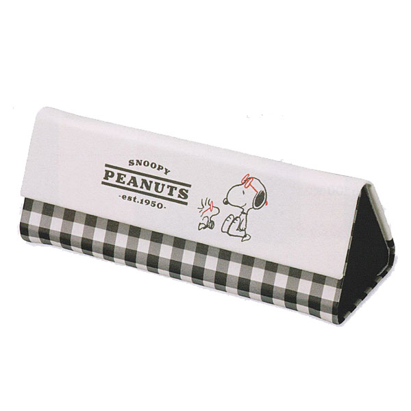 ■スヌーピー　SNOOPY　PEANUTS　キャラクター【クロス付き　折りたたみメガネケース】眼鏡ケース　ハードケース　メガネ拭き　マグネット式　合皮　かわいい　おしゃれ　ギフト　チェック柄　ニヤリ　094348/KM-213984　【楽ギフ_包装選択】パール・カミオジャパン