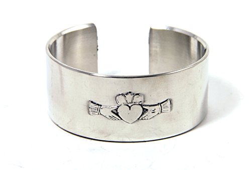 【中古】【未使用・未開封品】Claddagh Pewter Cuff Bracelet-Irish Made.【メーカー名】【メーカー型番】【ブランド名】Mullingar Pewter ブレスレット 【商品説明】Claddagh Pewter Cuff Bracelet-Irish Made.【注意】こちらは輸入品となります。当店では初期不良に限り、商品到着から7日間は返品を 受付けております。こちらは当店海外ショップで一般の方から買取した未使用・未開封品です。買取した為、中古扱いとしております。他モールとの併売品の為、完売の際はご連絡致しますのでご了承ください。ご注文からお届けまで1、ご注文⇒ご注文は24時間受け付けております。2、注文確認⇒ご注文後、当店から注文確認メールを送信します。3、当店海外倉庫から当店日本倉庫を経由しお届けしますので10〜30営業日程度でのお届けとなります。4、入金確認⇒前払い決済をご選択の場合、ご入金確認後、配送手配を致します。5、出荷⇒配送準備が整い次第、出荷致します。配送業者、追跡番号等の詳細をメール送信致します。6、到着⇒出荷後、1〜3日後に商品が到着します。　※離島、北海道、九州、沖縄は遅れる場合がございます。予めご了承下さい。お電話でのお問合せは少人数で運営の為受け付けておりませんので、メールにてお問合せお願い致します。営業時間　月〜金　10:00〜17:00お客様都合によるご注文後のキャンセル・返品はお受けしておりませんのでご了承下さい。