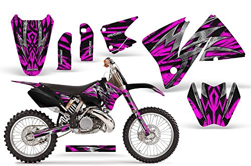 【中古】【未使用・未開封品】CreatorX グラフィックスキット デカールステッカー KTM 2001-2002 EXC 200/250/300/350/400/520 MXC 200/300 グラフィックボルトスローワー ピンク【メーカー名】【メーカー型番】【ブランド名】CreatorX バイク用ステッカー・デカール 【商品説明】CreatorX グラフィックスキット デカールステッカー KTM 2001-2002 EXC 200/250/300/350/400/520 MXC 200/300 グラフィックボルトスローワー ピンク【注意】こちらは輸入品となります。当店では初期不良に限り、商品到着から7日間は返品を 受付けております。こちらは当店海外ショップで一般の方から買取した未使用・未開封品です。買取した為、中古扱いとしております。他モールとの併売品の為、完売の際はご連絡致しますのでご了承ください。ご注文からお届けまで1、ご注文⇒ご注文は24時間受け付けております。2、注文確認⇒ご注文後、当店から注文確認メールを送信します。3、当店海外倉庫から当店日本倉庫を経由しお届けしますので10〜30営業日程度でのお届けとなります。4、入金確認⇒前払い決済をご選択の場合、ご入金確認後、配送手配を致します。5、出荷⇒配送準備が整い次第、出荷致します。配送業者、追跡番号等の詳細をメール送信致します。6、到着⇒出荷後、1〜3日後に商品が到着します。　※離島、北海道、九州、沖縄は遅れる場合がございます。予めご了承下さい。お電話でのお問合せは少人数で運営の為受け付けておりませんので、メールにてお問合せお願い致します。営業時間　月〜金　10:00〜17:00お客様都合によるご注文後のキャンセル・返品はお受けしておりませんのでご了承下さい。