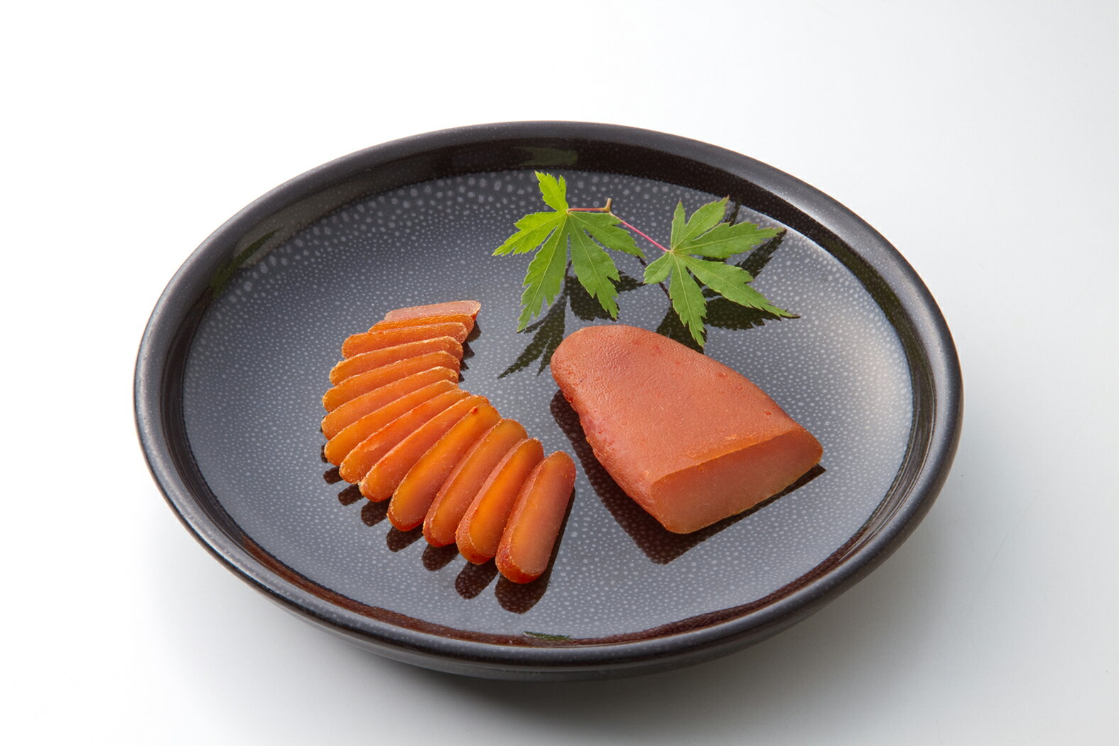 ふく富の定番辛子明太子を乾燥・熟成しました。旨みと芳醇なコクを凝縮させた逸品です。 辛子明太子をじっくり熟成し、さらに乾燥させることで旨みを凝縮した新感覚の明太子です。まるでからすみのような濃厚な味わいと、噛むほどに広がる奥深い旨みが特長。薄くスライスしてそのままお召し上がりいただくことで、これまでにない明太子の魅力をお楽しみいただけます。お酒のお供としてはもちろん、クラッカーやチーズと合わせれば手軽なおつまみに。お食事会やスポーツ観戦など、ご自宅で仲間やご家族と楽しむ家飲みシーンにもぴったり。 博多ふく富がお届けする、明太子の新たな食文化。「メンタイウマミ熟成明太子」で、これまでにない贅沢なひとときをお楽しみください。本製品はヤマト運輸のメール便（ネコポス便）でポストに投函されます。1回のご注文で1セットのみの販売となります。（賞味期限：常温30日） 商品説明 名称 辛子めんたいこ 原材料名 （原材料名）すけそうだらの卵巣（ロシア）、酒、食塩、本みりん、米酢、唐辛子、たん白加水分解物、鰹節粉末、酵母エキス、こんぶエキス／調味料（アミノ酸等）、酸化防止剤（ビタミンC）、酸味料、ナイアシン、発色剤（亜硝酸Na）、（一部に小麦・大豆を含む） 保存方法 常温 内容量 1本 賞味期限 常温90日 販売者 株式会社 ふく富 〒812-0006 福岡市博多区上牟田3丁目8番8号 TEL.092-451-1910 FAX.092-411-5912 栄養成分表示 (100g当たり) エネルギー : 203kcal たんぱく質 : 38.0g 脂 質 : 1.0g 炭水化物 : 10.5g 食塩相当量: 7.6g 『この表示値は、目安です。』
