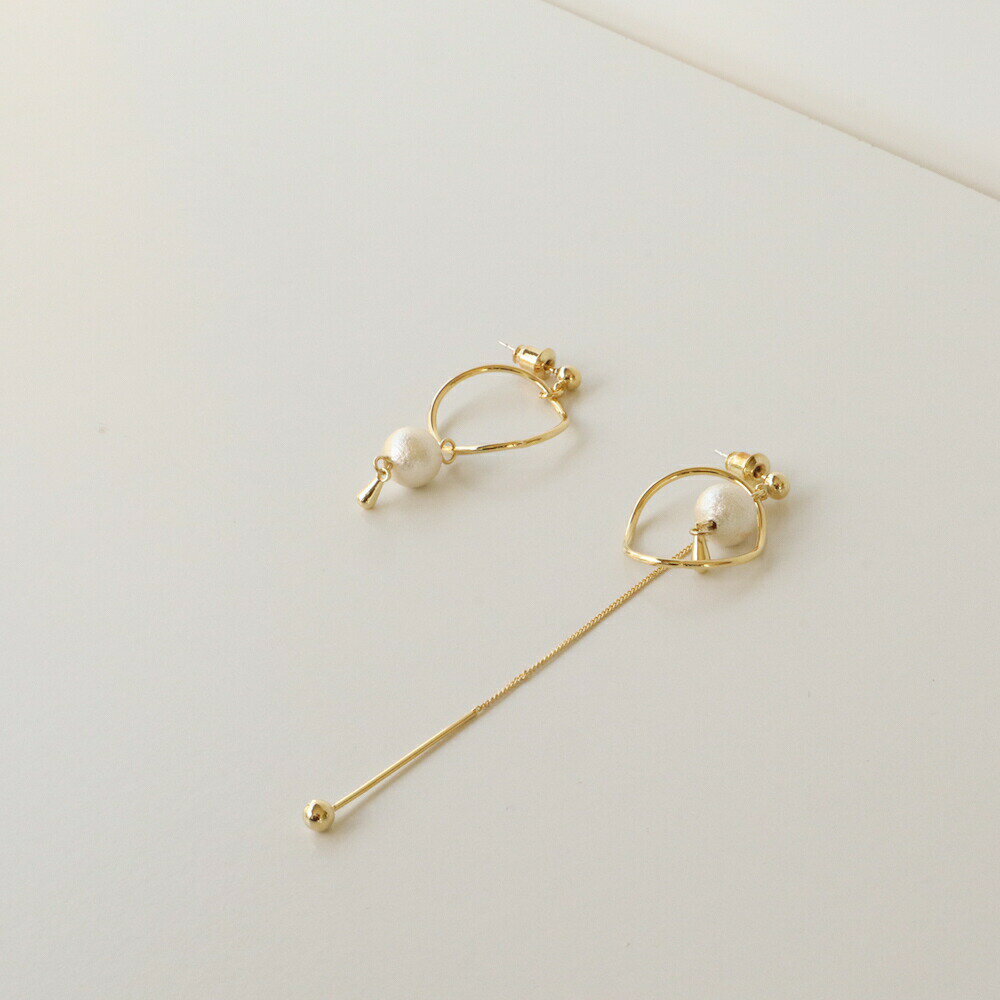 P151 パール　 ピアス　イヤリング アシンメトリー　　コットンパール　ギフト　プレゼント　女性　レディース　上品　結婚式　お呼ばれ　ゴールド　マット　揺れる　大ぶり　クリスマス　おしゃれ　ajiro　accessory 3gwのサムネイル