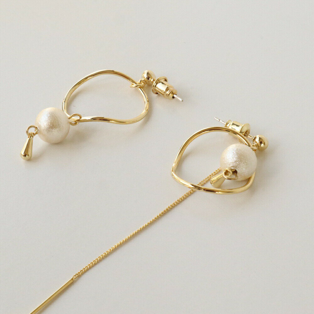 ニュアンスのあるサークルモチーフとコットンパールを組み合わせて、チェーンをあしらったピアス。左右アシンメトリーなデザインが存在感を発揮します。