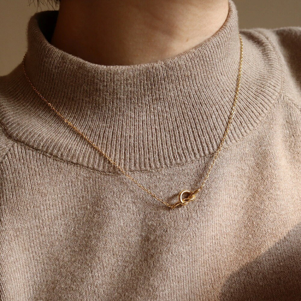 N114 ネックレス　シンプル　結び目　ノット　ペンダント　チェーン　サージカルステンレス　ゴールド レディース　女性　ギフト　プレゼント　デイリー　アレルギー対応　金アレ対応 ajiro accessoryのサムネイル