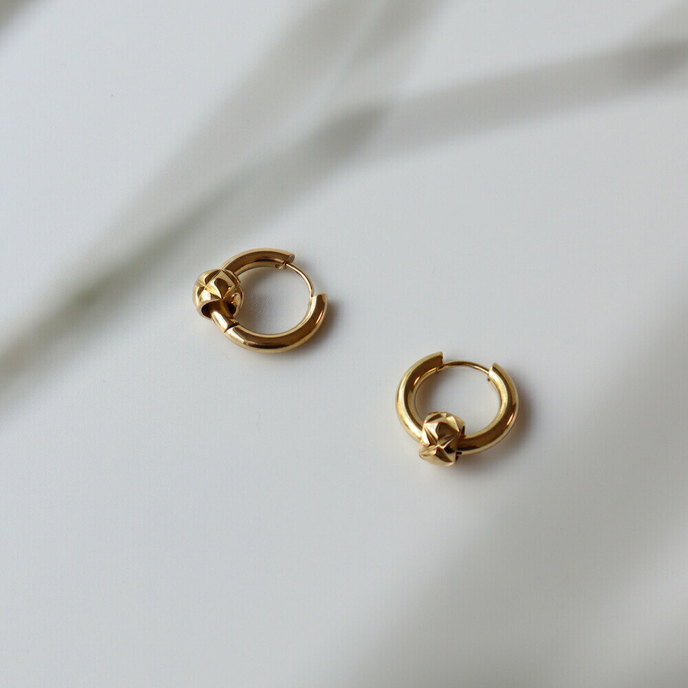 【20％OFF SALE　1760円→1408円】　P056 ステンレス　キャッチレス 　金属アレルギー　ピアス　ゴールド フープ フープピアス　キルティング　　アレルギー対応　ギフト　プレゼント　シンプル　オフィス　ajiro　accessory azy 3rzのサムネイル