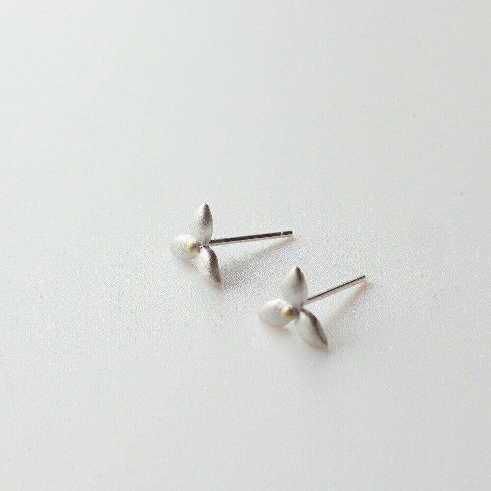 【1000円均一SALE 1320円→1100円】　P029 silver925　ピアス　イヤリング　花　フラワー　マット　バイカラー　シンプル　ギフト　プレゼント　女性　レディース　上品　オフィス　小ぶり　ジュエリー　ajiro 3qz 3oz 3szのサムネイル