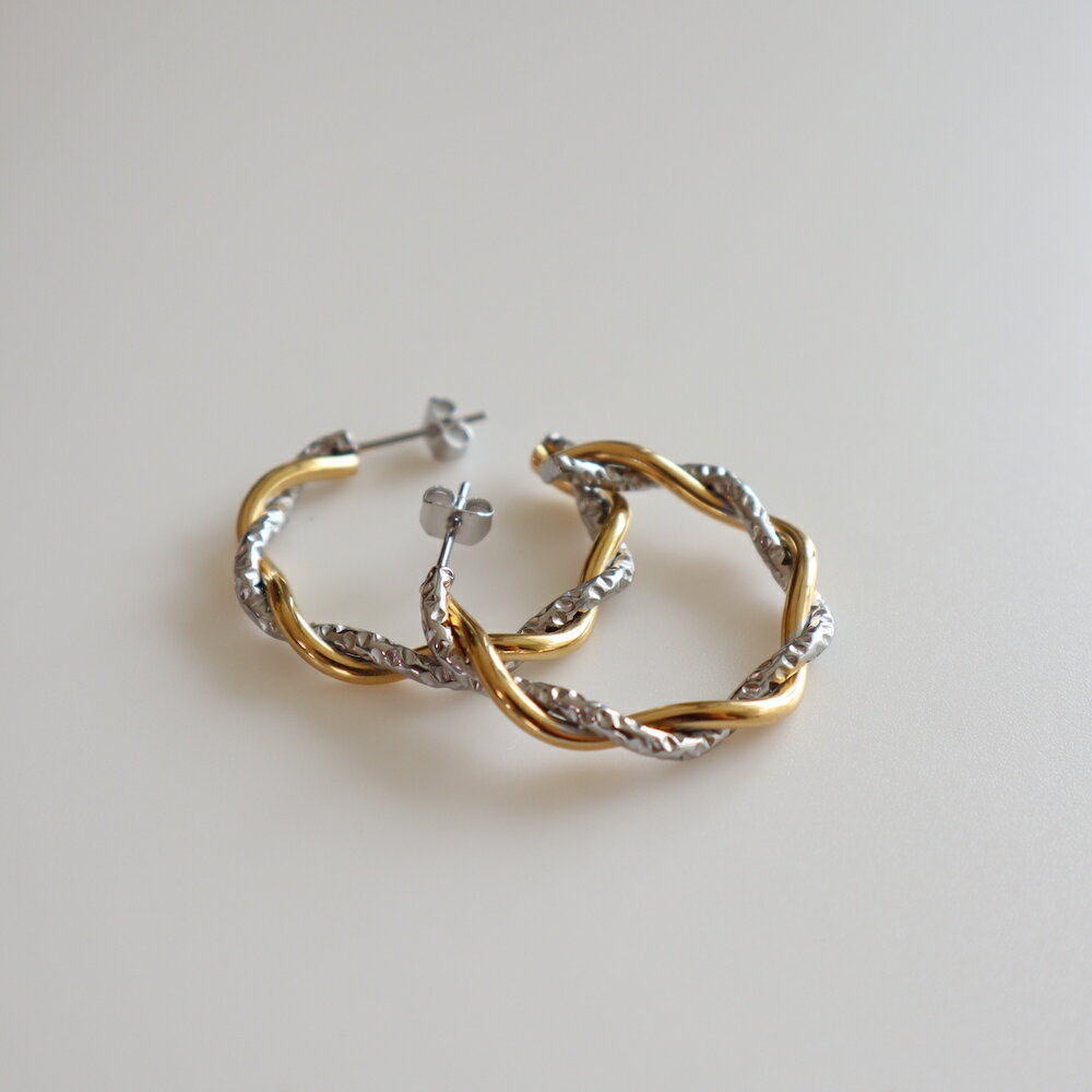 P035 ピアス サージカルステンレス 金属アレルギー対応 バイカラー 高見え ツイスト フープ 大ぶり ギフト プレゼント シンプル カジュアル おしゃれ 個...