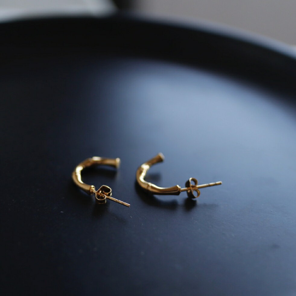 P105 ピアス イヤリング ミニピアス 金属アレルギー対応 フープ バンブー ハーフフープ ゴールド 金属アレルギー対応 ギフト プレゼント シンプル おしゃ...