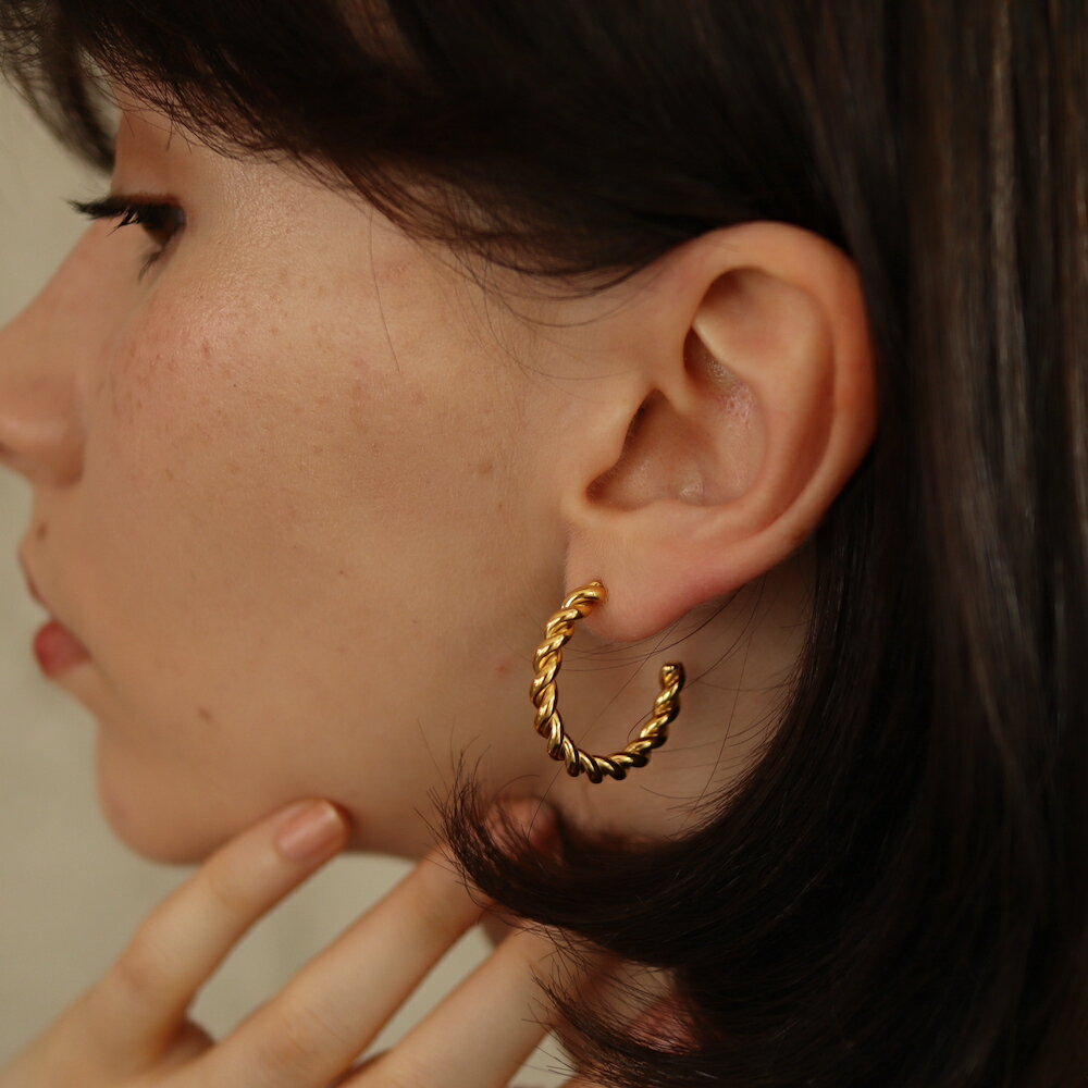 P006 ピアス サージカルステンレス 金属アレルギー対応 つけっぱなし k18コーティング 大ぶり ツイスト シルバー ゴールド クラシカル 大振りフープ カ...