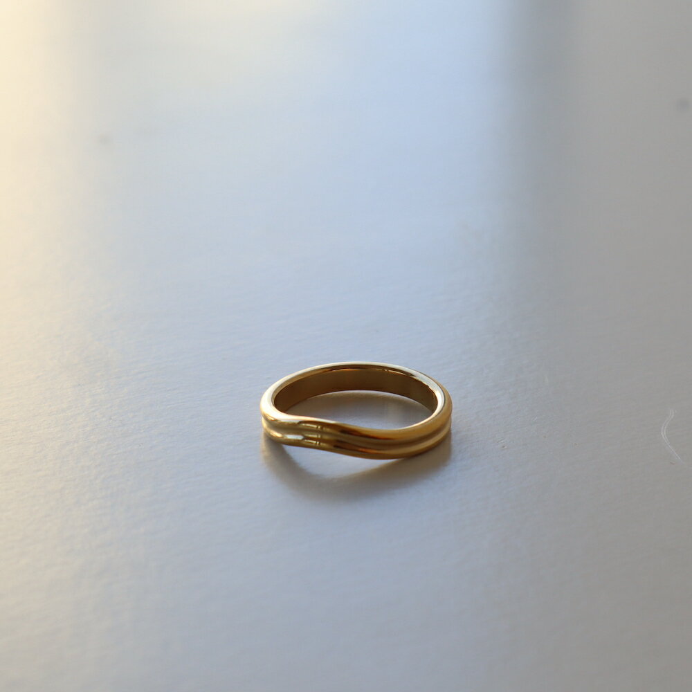 R023 指輪 ステンレス　リング ウェーブ 金属アレルギー対応　ゴールド　華奢　スリム　シンプル　女性　レディース　金アレ　ajiro　accessoryのサムネイル