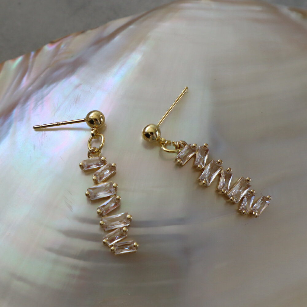 P039 ピアス イヤリング ビジュー キラキラ オケージョン ロング 揺れる 上品 華奢 高見え クリア ギフト プレゼント 女性 レディース ジュエリー