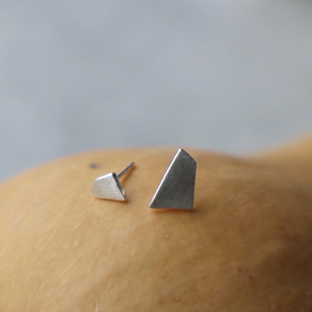 P070 ピアス イヤリング silver925 スクエア マット アシンメトリー ミニピアス 華奢 高級感 高見え ギフト プレゼント おしゃれ オフィス シンプル カジュアル 女性 レディース ジュエリー 5uk