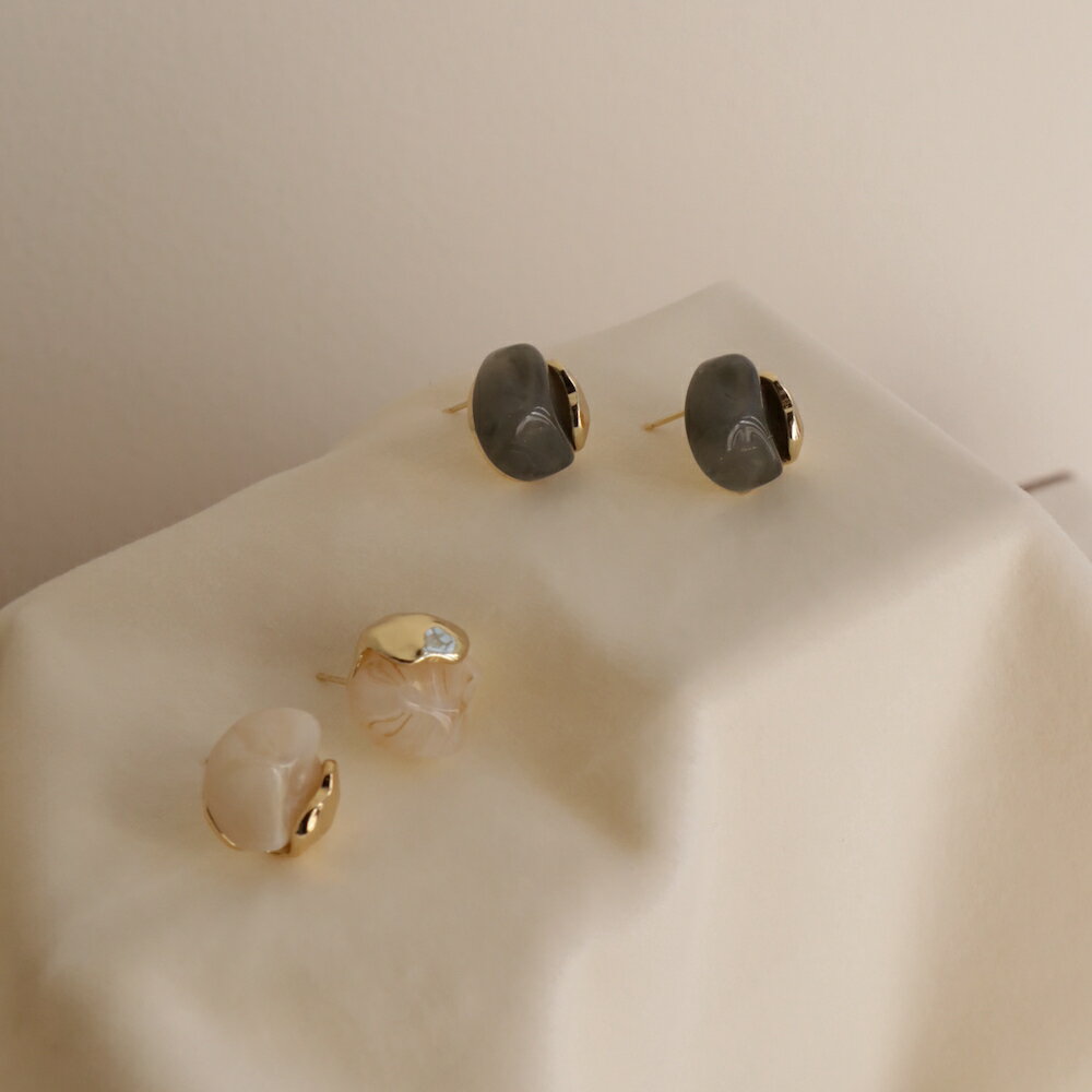 P345 ピアス　大ぶり 大振り　シンプル　ベージュ　グレー　ユニーク　樹脂　キャッチ　デザイン　おしゃれ　カジュアル　ギフト　プレゼント　女性　レディース　ajiro　accessory 5qhのサムネイル