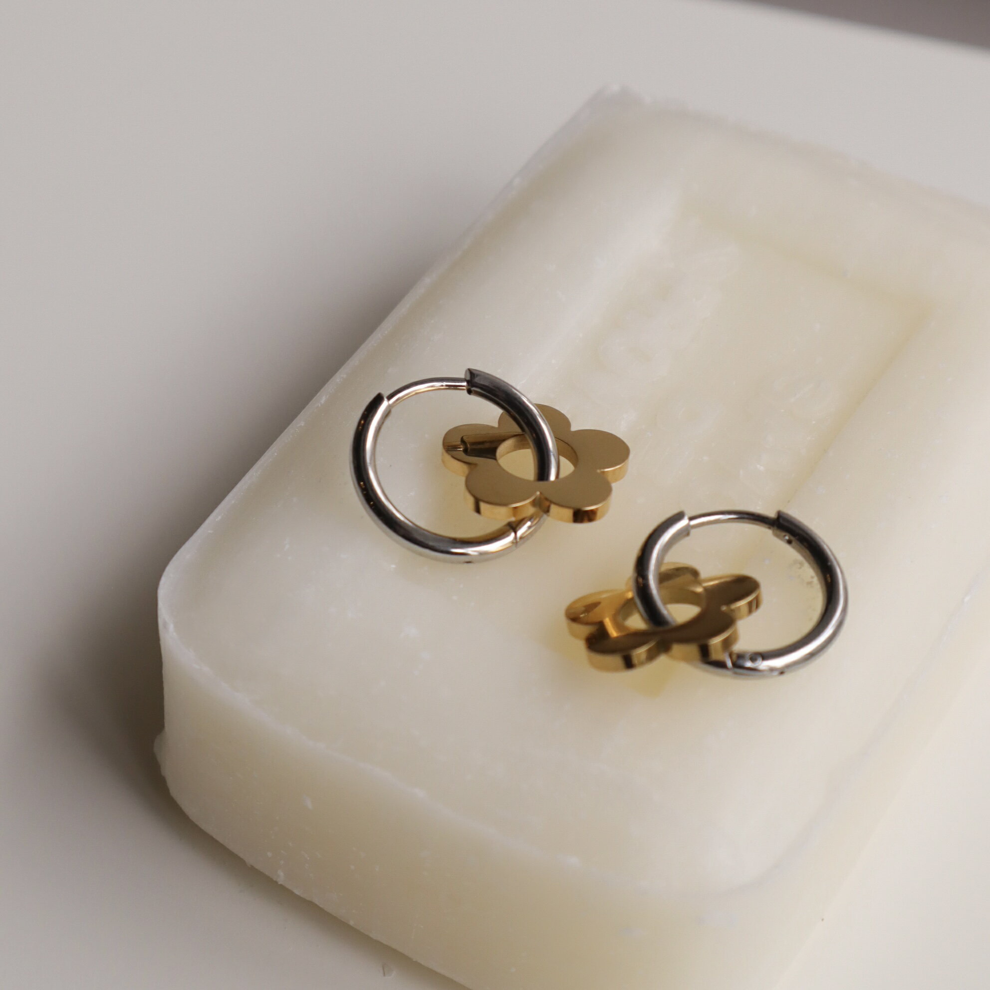 P313 ピアス サージカルステンレス バイカラー キャッチレス 簡単装着 マスクにオススメ フラワー 花 キャッチ要らない 金属アレルギー対応 おしゃれ 可愛...