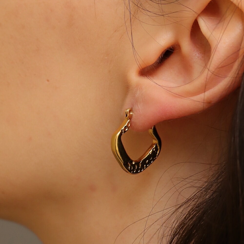 P298　フープ　サージカルステンレス　ゴールド　大ぶり　キャッチレス　キャッチ要らない　つけっぱなし　ニュアンス　おしゃれ　ピアス　アレルギー対応　ギフト　プレゼント　カジュアル　シンプル　オフィス　ジュエリー 　ajiroのサムネイル