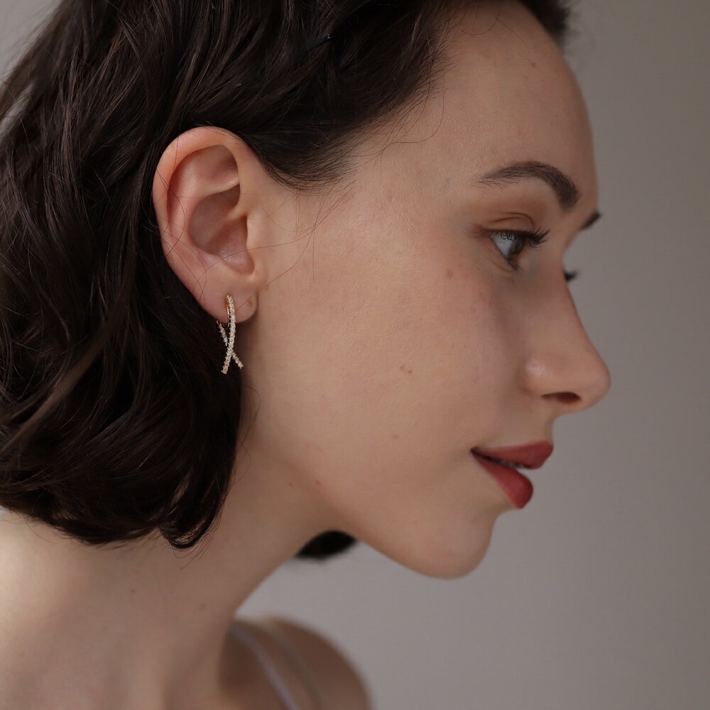 P095 イヤリング ジルコニア ゴールド オケージョン 結婚式　シンプル　スリム　ギフト　プレゼント　おしゃれ　オフィス　合金　女性　レディース　両耳用　2個売り　ajiro