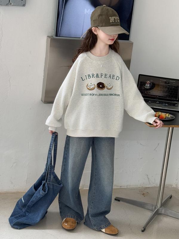 ・カテゴリ: キッズスウェット・性別: 女性・スタイル: シンプル・対象年齢: 8歳以上（身長140cm以上）・柄: 無地、キャラクター、ロゴ・厚さ: 普通・袖丈: 長袖・開閉タイプ: プルオーバー・フード: なし・デザイン要素: トレンド・素材: 綿60%・サイズ展開: 120cm、130cm、140cm、150cm、160cm、170cm