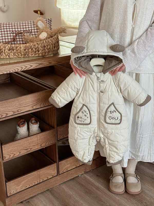 ・カテゴリ: ロンパース・スタイル: 韓国風・主な素材: ポリエステル100%・袖丈: 長袖・厚さ: 厚手・フード: 取り外し可能・留め具: ファスナー・性別: 女の子・対象年齢目安: 1〜3歳・カラー展開: ベージュ、イエロー・サイズ展開: 73cm、80cm、90cm、100cm