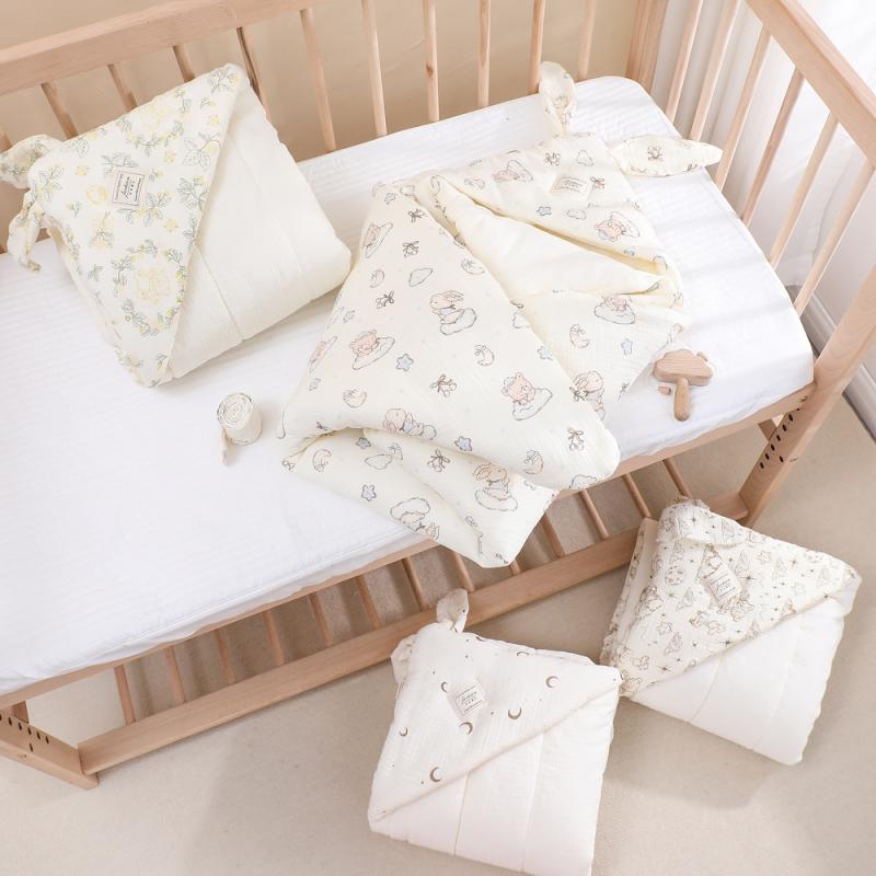 ・カテゴリ: 抱っこ布団・素材: 綿100%・中綿: フェザーコットン・柄: ストライプ・デザイン展開: 月牙（長耳）、木馬ベア（長耳）、花冠ベア（長耳）、きのこベアうさぎ（長耳）・サイズ: 約90×90cm・重さ: 約360g・安全基準: Aクラス・対象年齢: 新生児（0〜1歳、身長80cm以下）