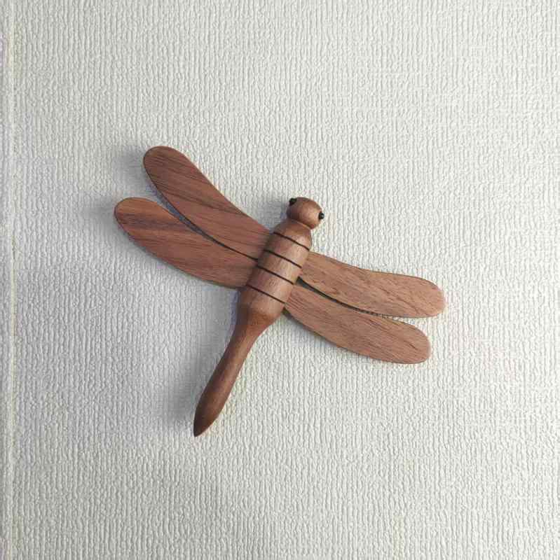 ・種類: トンボ黒胡桃材 幅13×10cm, トンボサペリ材 幅13×10cm・素材: 黒胡桃材・スタイル: カートゥーン・ギフトシーン: 誕生日、旅行記念、卒業、パーティー・ギフト対象: 同僚、友人、子供、同級生・ギフト用途: 祝祭ギフト