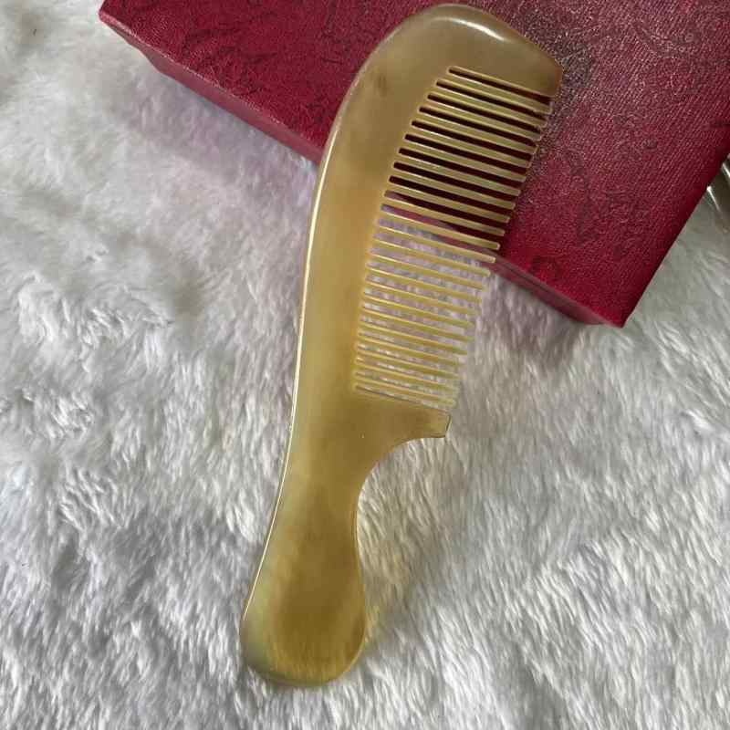 コーム 天然素材 水牛の角 羊の角 持ち手付き ミドルサイズ 厚手仕様 頭皮マッサージ 静電気防止 美髪ケア なめらかな使い心地 デイリーユース 健やかな髪 丈夫 実用的