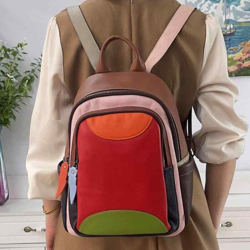 ・カラー展開: レッド、オレンジ、イエロー・スタイル: ストリートカジュアル・主な素材: 本革・素材詳細: トップグレインレザー・デザイン要素: ステッチ、バイカラー、パッチワーク・裏地素材: ポリエステル・開閉方法: ファスナー・内部構造: ファスナーポケット、携帯ポケット、仕切り付きファスナーポケット・硬さ: ソフト・外側ポケット: 立体ポケット・利用シーン: カジュアル、旅行・対応PCサイズ: 約33.3cmまで・タイプ: レディースリュック・機能: 防水、耐摩耗性、耐衝撃性