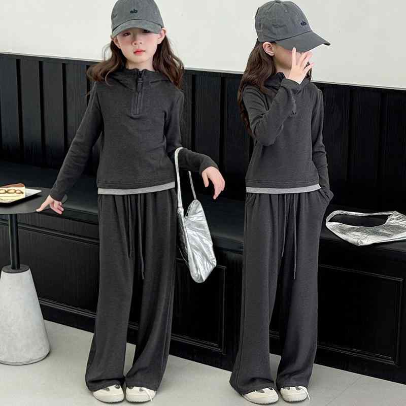 ・カテゴリ: 子供用セットアップ・性別: 女性・スタイル: 韓国風・セットアップタイプ: パンツセット・セット点数: 2点セット・対象年齢層: 中大児・主な素材: 綿混紡 (綿65%)・袖丈: 長袖・デザイン: フード付き・パンツ丈: ロング・生地加工: 柔軟処理・厚さ: 普通・柄: 無地・デザイン要素: スポーツ、トレンド・開閉様式: プルオーバー・カラー: ダークグレー・対象身長: 120cm, 130cm, 140cm, 150cm, 160cm, 170cm・安全基準: B区分