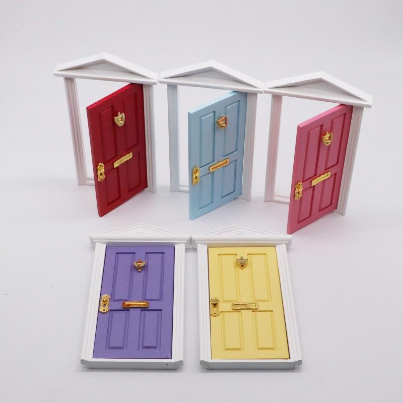 ドールハウス 1/12スケール DIY ミニチュア家具 ジオラマ 樺の木製 ヨーロッパ風 ピンク 尖り屋根ドア クリスマスデコレーション