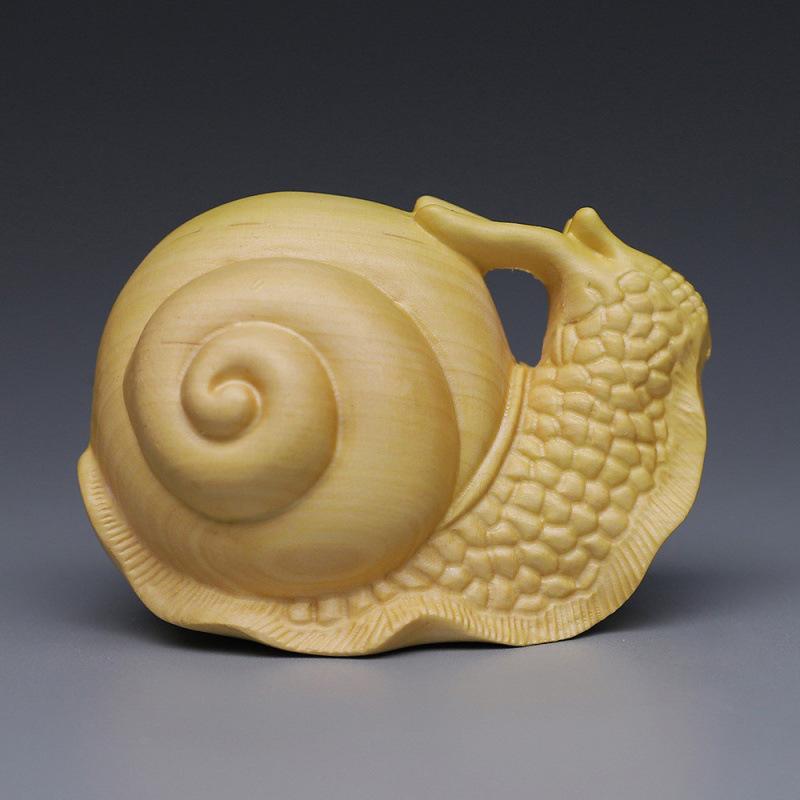 オブジェ 黄楊木 つげ材 カタツムリ 無垢材 木彫り 動物 手彫り インテリア 車内飾り 卓上置物 デスク飾り 手のひらサイズ 工芸品 掌玩物 癒し おしゃれ モダン ユニーク