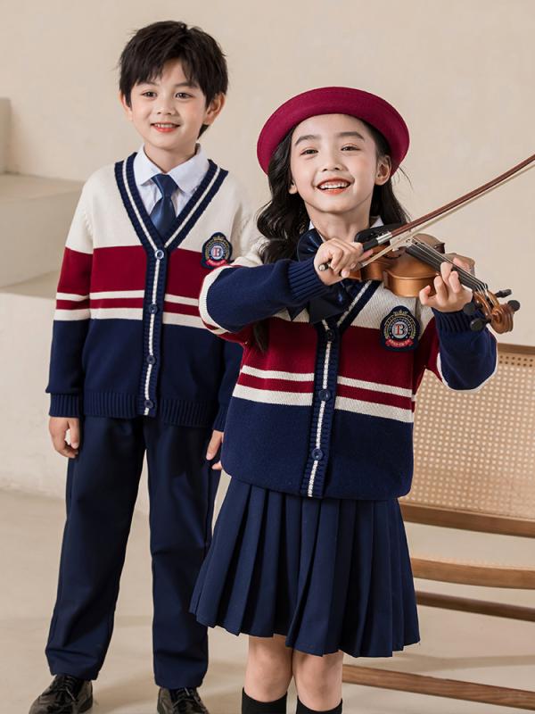 ・カテゴリ: 制服・対象: 男女兼用・セット内容: 男の子（シャツ、パンツ、ネクタイ）、女の子（シャツ、スカート、リボン）、男の子（セーター、シャツ、パンツ、ネクタイ）、女の子（セーター、シャツ、スカート、リボン）・サイズ展開: 100cm、110cm、120cm、130cm、140cm、150cm、160cm、165cm、170cm、175cm・留め具の種類: シングルブレスト・デザイン: セットアップ、カーディガン、ブリティッシュスタイル・生地加工: 柔軟加工・素材: 綿混紡（綿 61.8%）・フード: なし・組み合わせ形式: 長袖、スカート