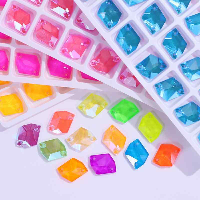 ・種類: ラインストーン・加工方法: 電気メッキ・ラインストーン分類: チェコドリル・素材: ガラス、瑠璃・形状: ドロップ・カラー展開: 蛍光ホワイト、蛍光ライトピンク、蛍光ディープパープル、蛍光ディープグリーン、蛍光ディープブルー、蛍光レモンイエロー、蛍光オレンジイエロー、蛍光オレンジレッド、蛍光レッド、蛍光ローズレッド、蛍光ホワイトABモカ、蛍光ディープパープルABモカ、蛍光ディープグリーンABモカ、蛍光ディープブルーABモカ、蛍光レモンイエローABモカ、蛍光オレンジイエローABモカ、蛍光オレンジレッドABモカ、蛍光ローズレッドABモカ、ランダムミックス・サイズ展開: 8x10mm 48個入り、9x12mm 48個入り、10x14mm 28個入り、13x17mm 20個入り