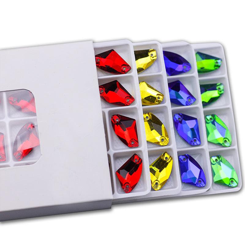 ガラスラインストーン 斧型 フラットバック 2穴 手縫い カラフル 多色 DIY ハンドメイド 手芸 ドレス ..