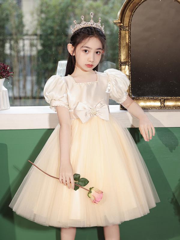 ・カテゴリ: 子供用フォーマルドレス・対象年齢: 3〜8歳 (100〜140cm)・性別: 女の子・着用シーズン: 春夏秋・生地加工: ギャザー・デザイン要素: リボン・スタイル: プリンセス・主な素材: ポリエステル90%・裏地素材: 綿90%・カラー展開: シャンパン、ホワイト・サイズ展開: 110cm、120cm、130cm、140cm、150cm、160cm