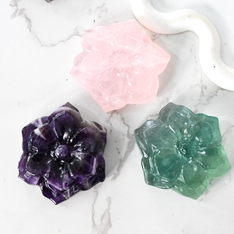 オブジェ 天然水晶 梅花彫刻 工芸品 シンプル モダン 高級感 インテリア 雑貨 置物...